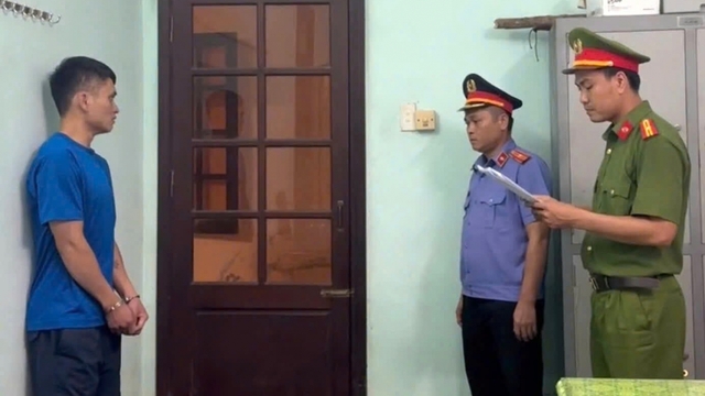 Bám theo đến đoạn đường vắng, kẻ đồi bại khống chế hiếp dâm người phụ nữ