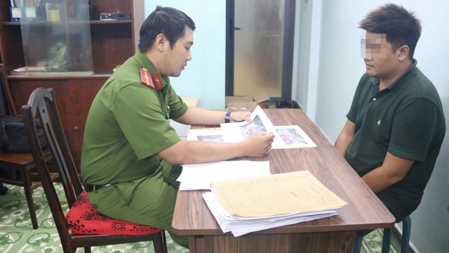 Tạm giữ tài xế ô tô hành hung người đàn ông lớn tuổi giữa giao lộ ở TP.HCM