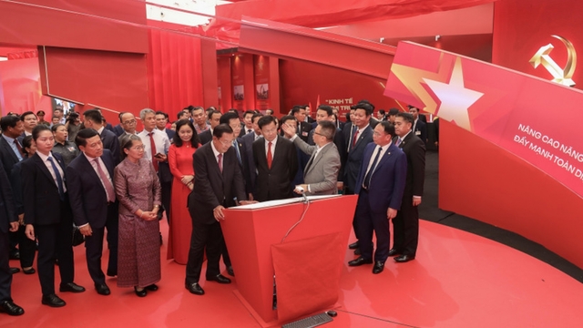 Lao, Cambodian leaders visit exhibition of Vietnam’s 80-year national achievements