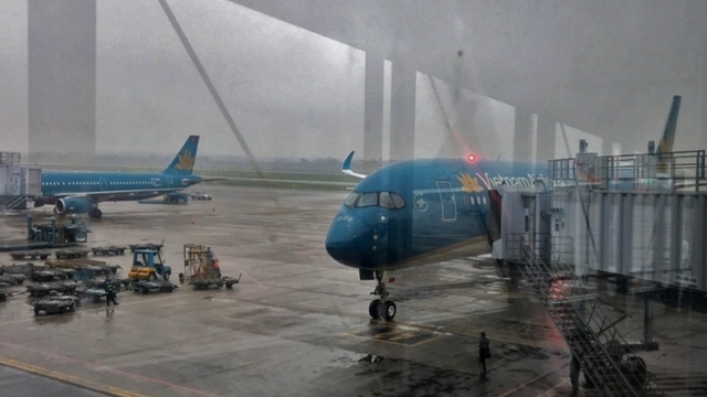 Sân bay miền Trung tốc mái vì bão số 10, hơn 300 chuyến bay tránh bão Bualoi