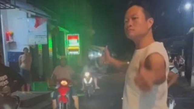 TP.HCM: Người đàn ông chạy xe máy chặn đầu ô tô, khiêu khích tài xế