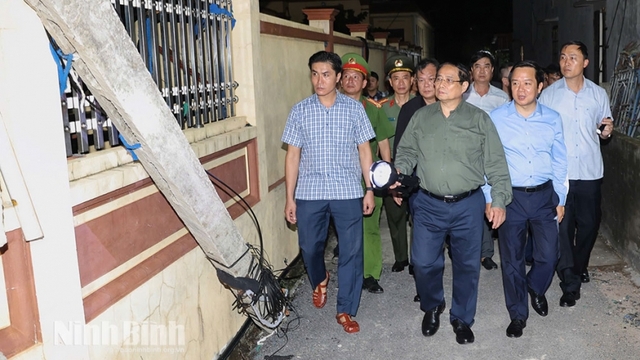 Thủ tướng kiểm tra, chỉ đạo công tác khắc phục hậu quả bão tại Ninh Bình