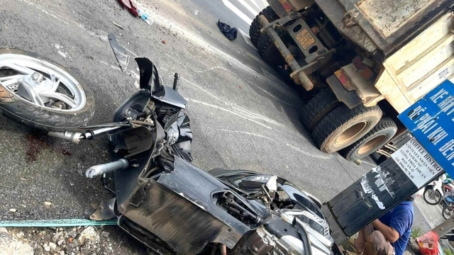 Xe ben tông 3 xe máy đang dừng đèn đỏ ở TP.HCM, nhiều người bị thương