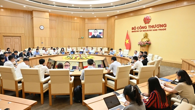 Xuất khẩu 2025 mục tiêu tăng trưởng 12%, xuất siêu 30 tỷ USD, đa dạng thị trường