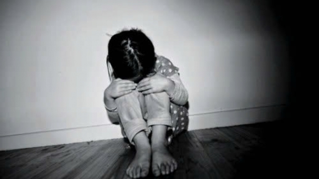 Nóng 24h: Mẹ ruột cùng bạn trai bị bắt vì hành hạ bé gái 9 tuổi thương tích nặng