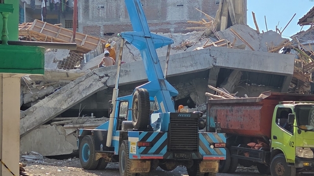 Sập trường học tại Indonesia: Hi vọng đang cạn dần với 59 học sinh mắc kẹt