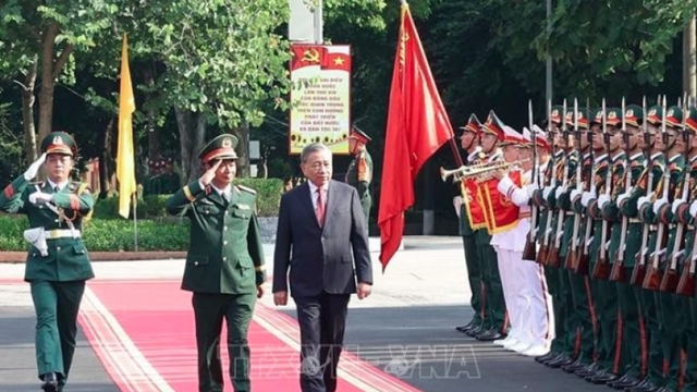 Party General Secretary presents Ho Chi Minh Order to Military Region 1