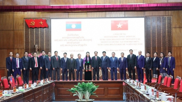 Vietnamese, Lao localities share experience in two-tier local administration