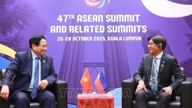 Prime Minister meets Philippine President, Thai PM