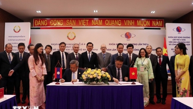 Vietnam, Laos strengthen sci-tech, digital cooperation