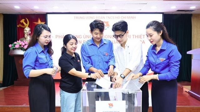 Vietnamese youth join hands to aid Typhoon Bualoi victims