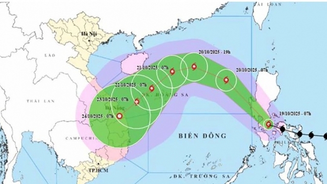 Storm Fengshen nears East Sea as northern Vietnam braces for first cold spell