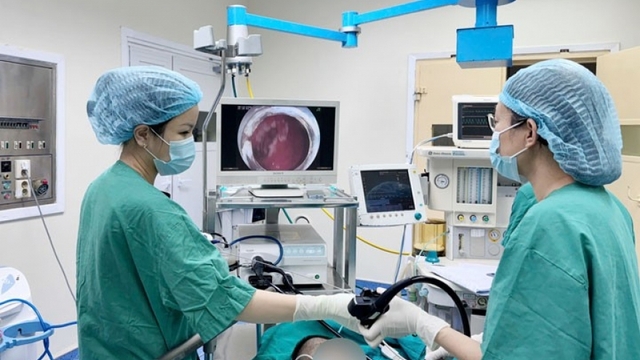 Bệnh nhi nuốt móc khóa vào bụng, được bác sĩ kịp thời gắp ra an toàn