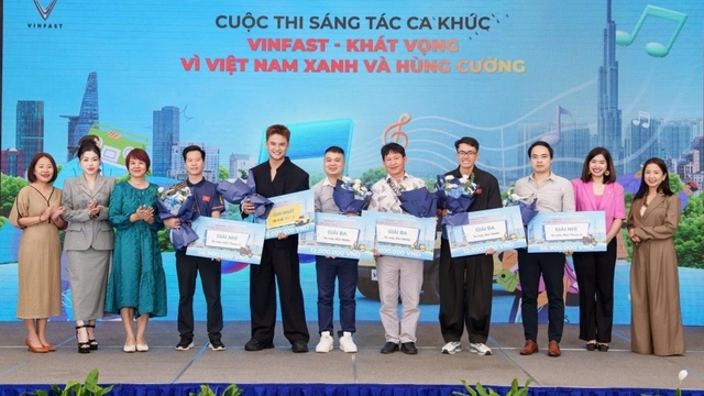 Vinfast trao giải cuộc thi: “Vinfast - Khát vọng vì Việt Nam xanh và hùng cường”