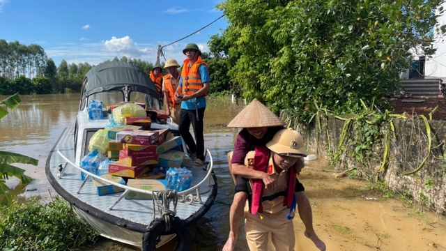 Công an Bắc Ninh vượt lũ giúp đỡ người dân vùng ngập lụt