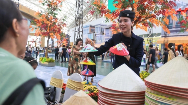 Traditional crafts and cultural heritage showcased at Hanoi Autumn Fair 2025