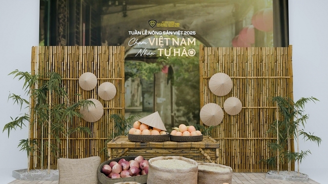 NSND Tự Long livestream bán gạo ST25 tại Tuần lễ Nông sản Việt 2025