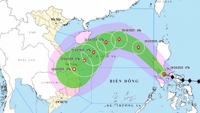Bão Fengshen đang tiến sát Biển Đông, sức gió giật cấp 13, biển động rất mạnh