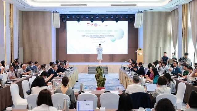 Experts warn Vietnamese enterprises lag in dual transformation efforts