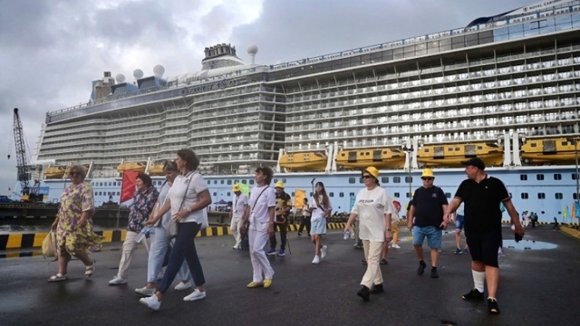 Luxury cruise ship brings over 4,000 visitors to Hue