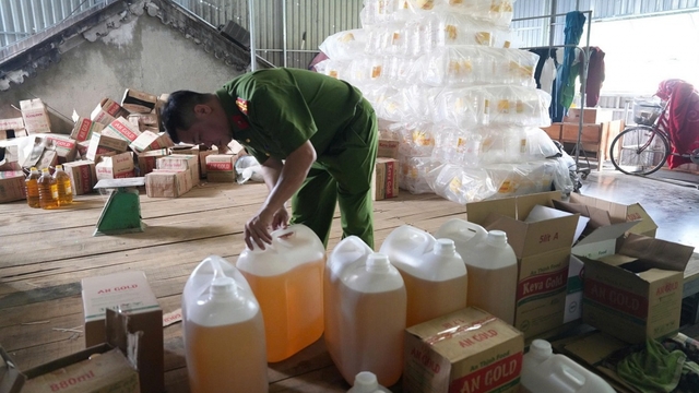 Khởi tố nữ giám đốc công ty sản xuất hơn 2,7 triệu lít dầu ăn giả