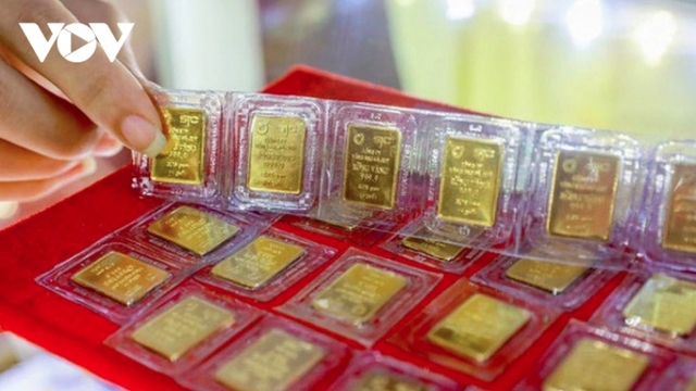 Gold prices hit record highs, trade close to VND140 million per tael
