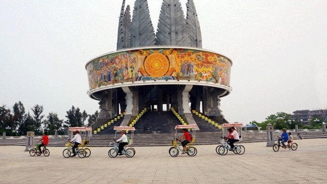 Nearly 1,000 Chinese MICE tourists enter Quang Ninh through Mong Cai border gate