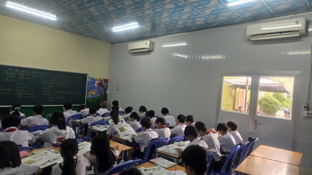 Những lớp "học tạm" trước áp lực sĩ số