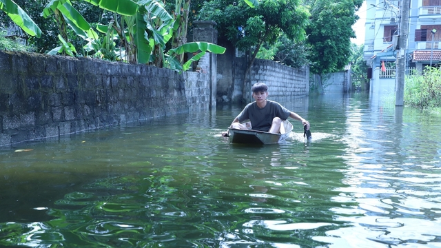 Ngập lụt cả tuần, người dân Ninh Bình khốn khổ vì mất điện, thiếu nước sinh hoạt