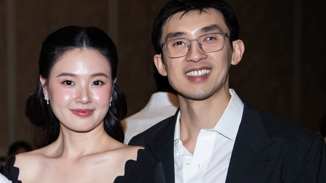 Midu diện váy đen tối giản, chồng doanh nhân lịch lãm kề bên cực cuốn hút