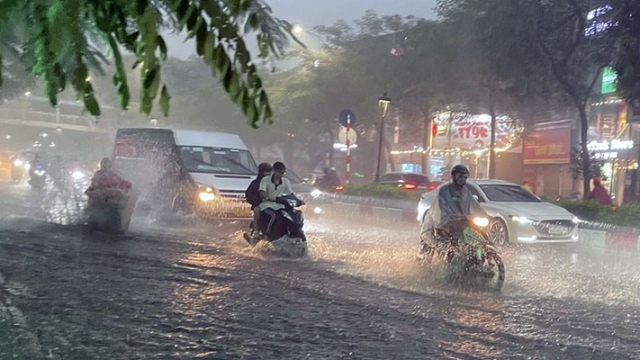 Cảnh báo mưa lớn, lốc, sét và gió giật mạnh tại Đông Bắc Bộ và khu vực Thanh Hóa