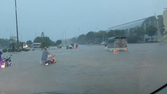 Hà Nội mưa trắng trời, nhiều tuyến phố ngập trong biển nước