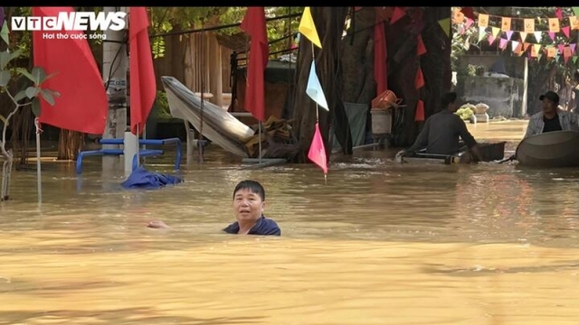 Nước sông Cầu dâng kỷ lục, hơn 8.000 người dân làng cổ Thổ Hà bị cô lập