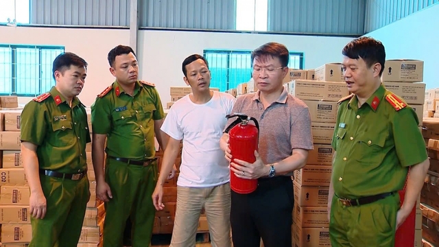 Bên trong công ty sản xuất hàng triệu bình chữa cháy giả ở Phú Thọ