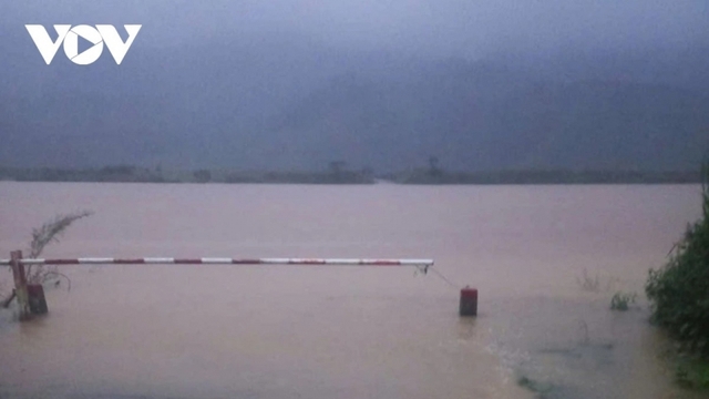 Vì sao miền Trung hứng chịu đợt mưa đặc biệt lớn cuối tháng 10?