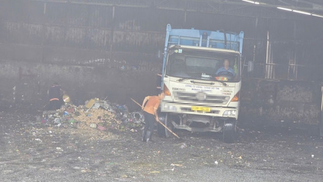 Khu đất chờ làm công viên ở TP.HCM thành bãi tập kết rác, dân khốn khổ vì ô nhiễm