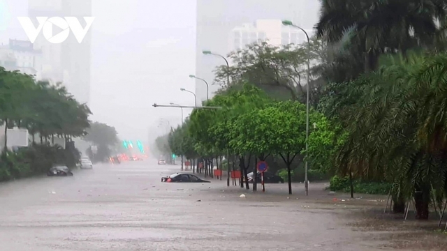 Cảnh báo mưa lớn và dông mạnh ở Hà Nội, nguy cơ ngập úng, gãy đổ cây, mất an toàn