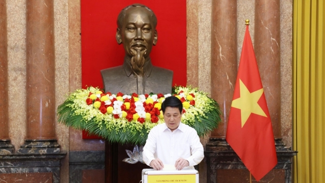 Presidential Office donates to support storm-hit communities