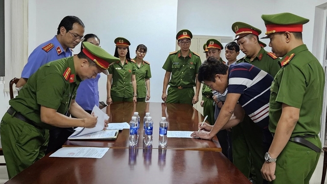 Vụ máy tán sỏi hỏng vẫn chữa bệnh thu tiền, bắt thêm Giám đốc bệnh viện