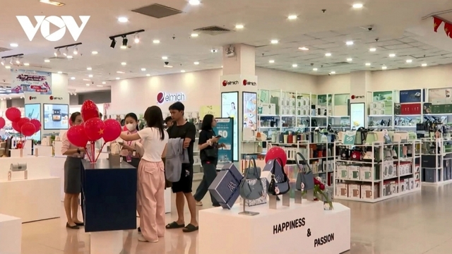 Ngành bán lẻ đổi mới để thích ứng với thương mại điện tử