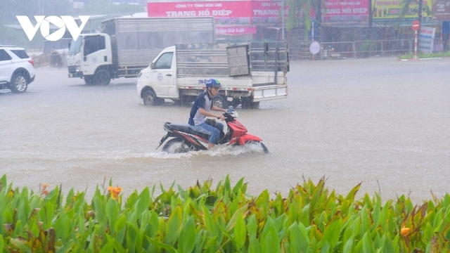 Tin cảnh báo dông, lốc, sét, mưa đá và mưa lớn cục bộ trên địa bàn nội thành Hà Nội