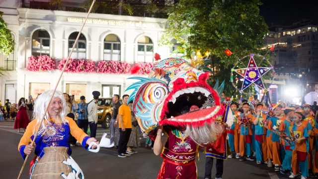 Hà Nội rực rỡ “Đêm hội Trăng Rằm”: Ánh sáng di sản và khát vọng tuổi thơ