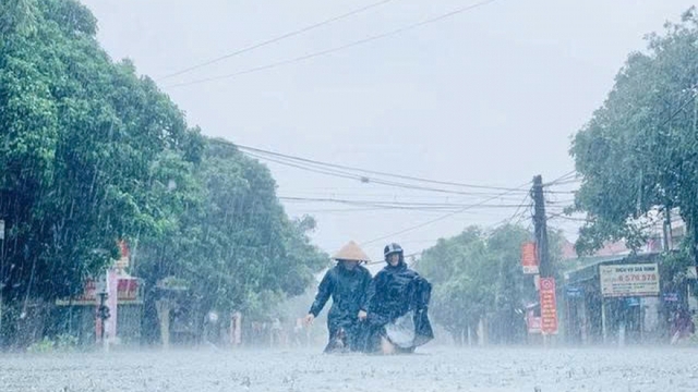 Mưa lớn diện rộng từ Hà Tĩnh đến Quảng Ngãi, cảnh báo dông lốc ở Lâm Đồng, Nam Bộ