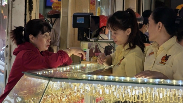 Giá vàng hôm nay 24/10: Vàng SJC tăng 300 ngàn đồng/lượng