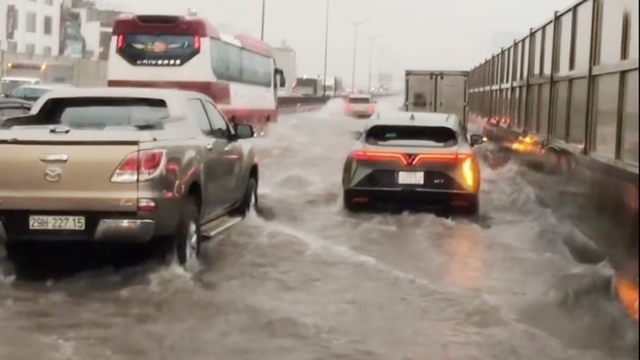 Vì sao đường Vành đai 3 trên cao ở Hà Nội lại ngập sau mưa lớn?