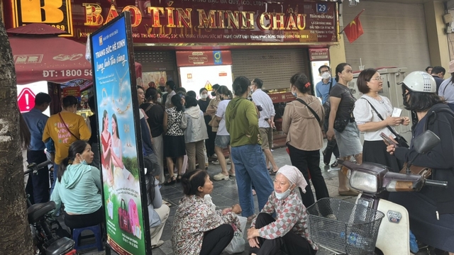 Giá vàng hôm nay chạm đỉnh, người tranh thủ chốt lãi, người xếp hàng chờ mua