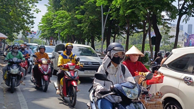 Hơn 3.400 trường hợp xe máy leo lề tại TP.HCM bị xử phạt