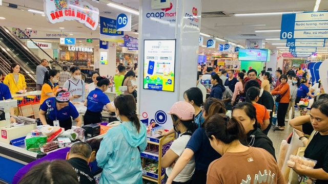 Saigon Co.op giảm sâu thực phẩm thiết yếu, san sẻ cùng người dân miền Trung