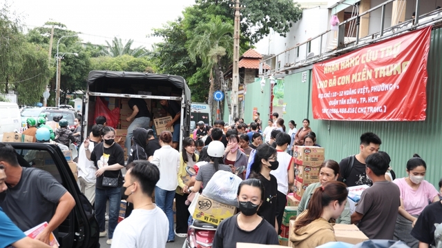 Hàng trăm tấn “yêu thương” gửi về miền Trung trong một ngày