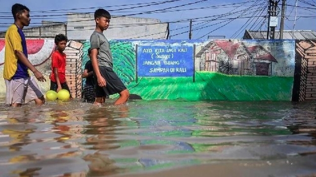 Nước lũ hung dữ cuốn trôi nhà cửa tại Indonesia